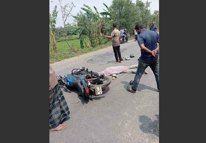 দ্রুতগামী ট্রাক কাড়ল মোটরসাইকেল আরোহীর প্রাণ